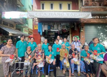 KHU PHỐ 17 PHƯỜNG BẾN THÀNH RA QUÂN TỔNG VỆ SINH VÀ TRAO QUÀ ĐẾN CÁC HỘ KHÓ KHĂN