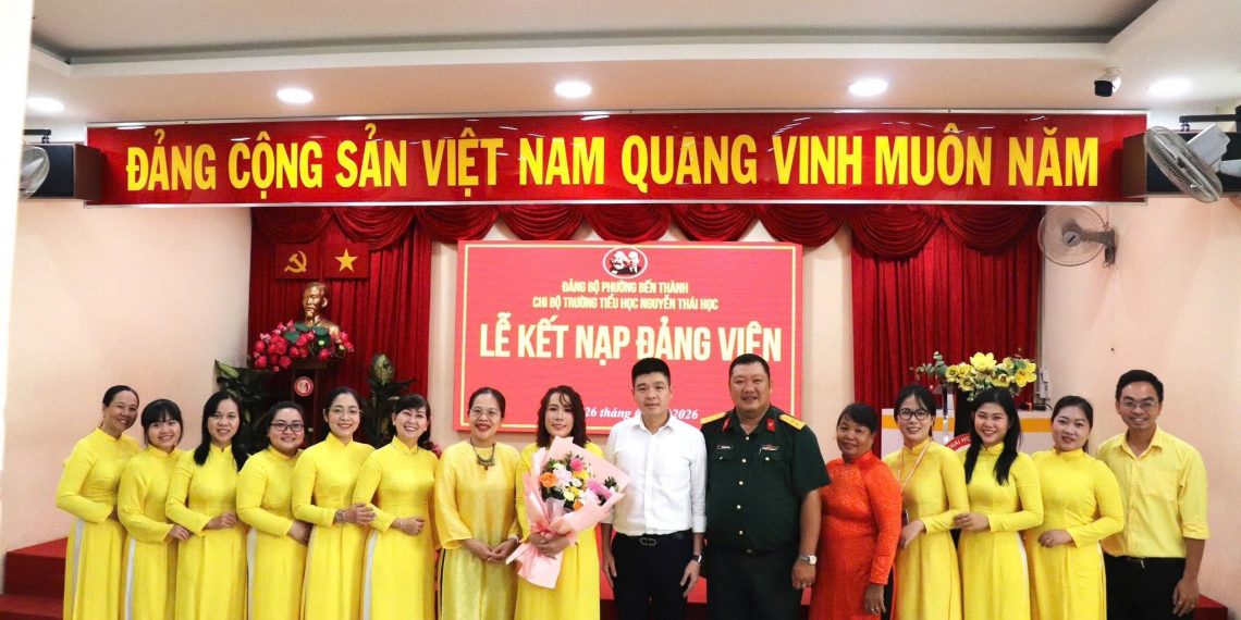 CHI BỘ TRƯỜNG TIỂU HỌC NGUYỄN THÁI HỌC TRANG TRỌNG TỔ CHỨC LỄ KẾT NẠP ĐẢNG VIÊN