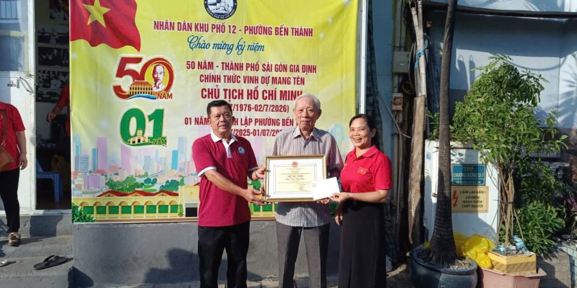 KHU PHỐ 12 PHƯỜNG BẾN THÀNH TẶNG QUÀ ĐẾN HỘ GIA ĐÌNH CÓ HOÀN CẢNH KHÓ KHĂN