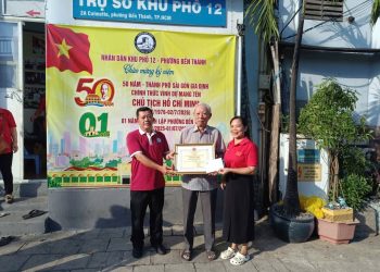 KHU PHỐ 12 PHƯỜNG BẾN THÀNH TẶNG QUÀ ĐẾN HỘ GIA ĐÌNH CÓ HOÀN CẢNH KHÓ KHĂN