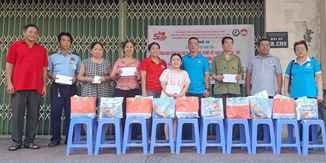 KHU PHỐ 10 PHƯỜNG BẾN THÀNH TẶNG QUÀ ĐẾN HỘ GIA ĐÌNH CÓ HOÀN CẢNH KHÓ KHĂN
