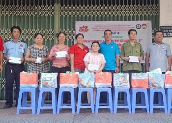 KHU PHỐ 10 PHƯỜNG BẾN THÀNH TẶNG QUÀ ĐẾN HỘ GIA ĐÌNH CÓ HOÀN CẢNH KHÓ KHĂN